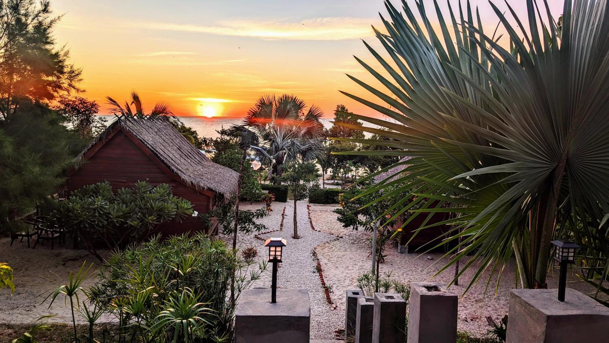 Ampazony Oasis Lodge Mahajanga Exteriör bild
