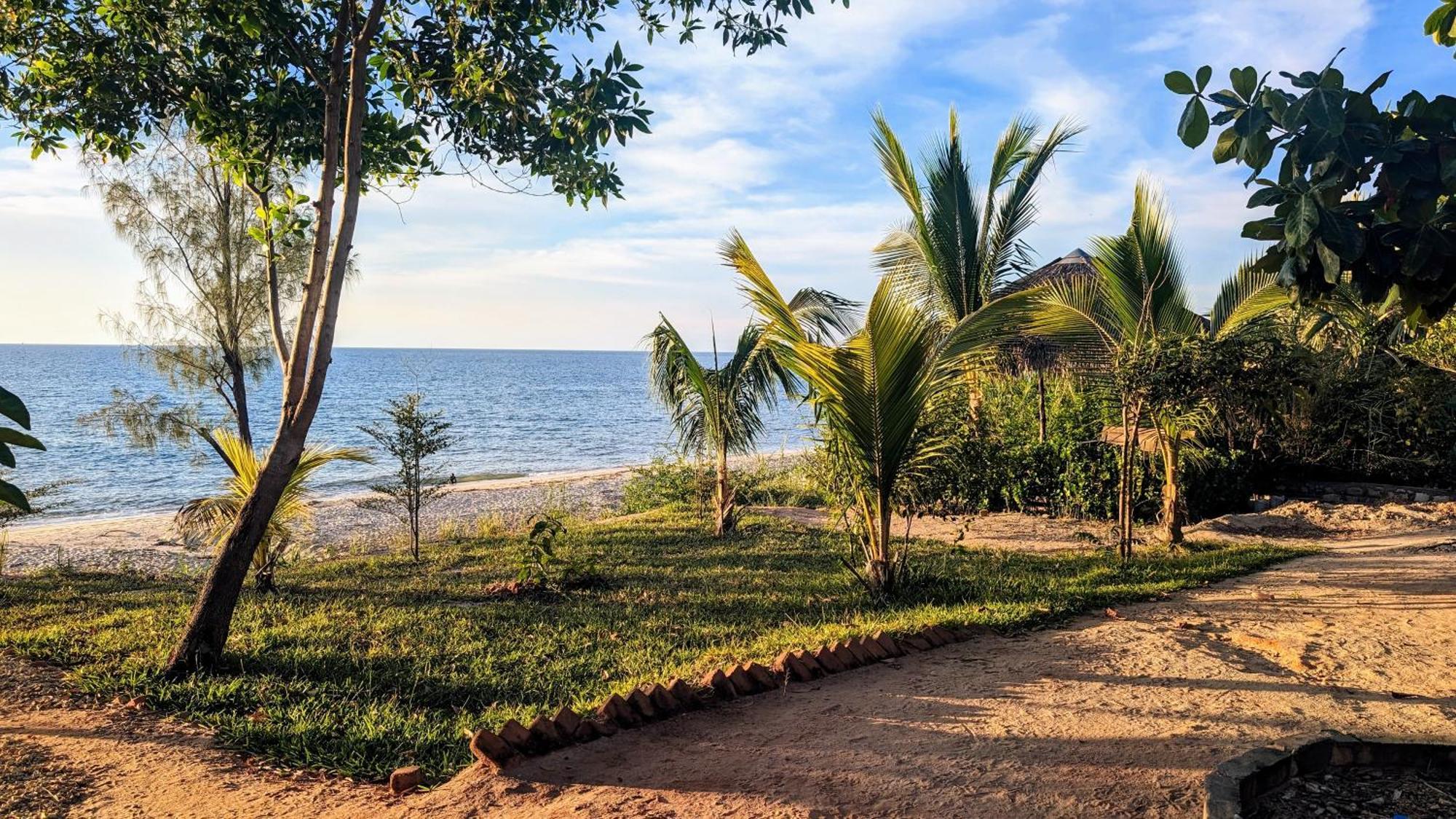 Ampazony Oasis Lodge Mahajanga Exteriör bild