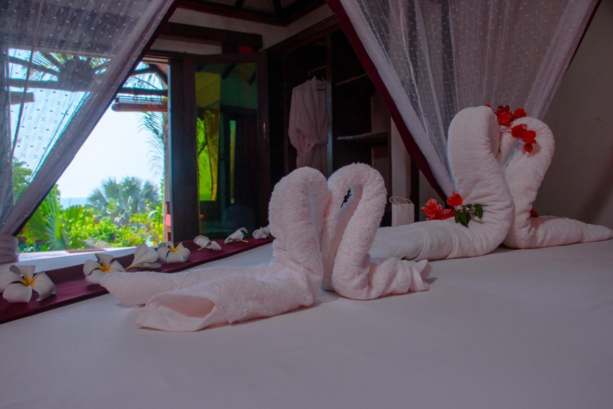 Ampazony Oasis Lodge Mahajanga Exteriör bild