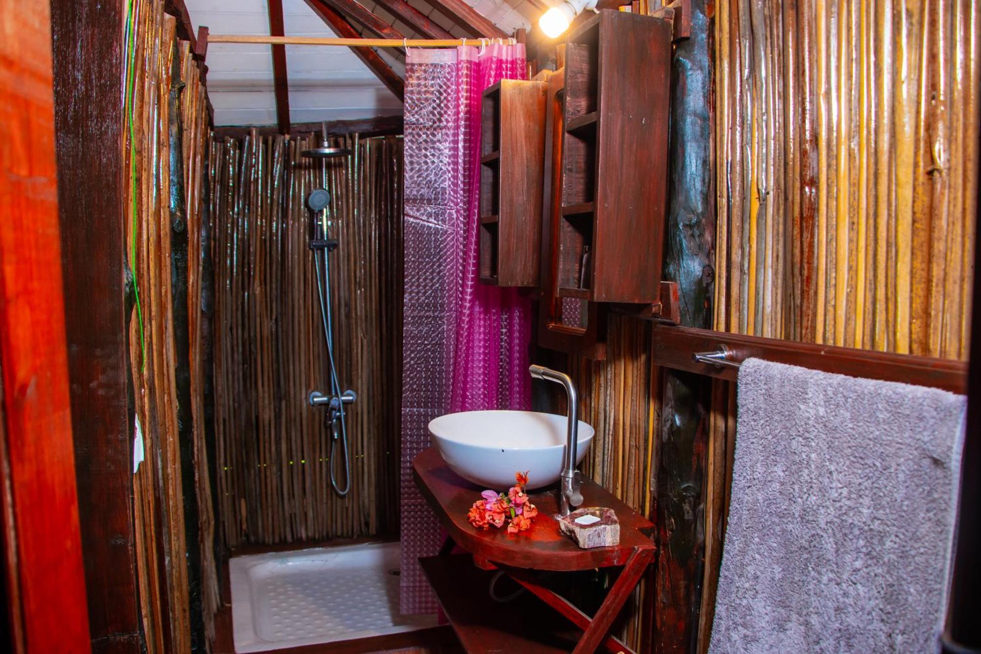 Ampazony Oasis Lodge Mahajanga Exteriör bild