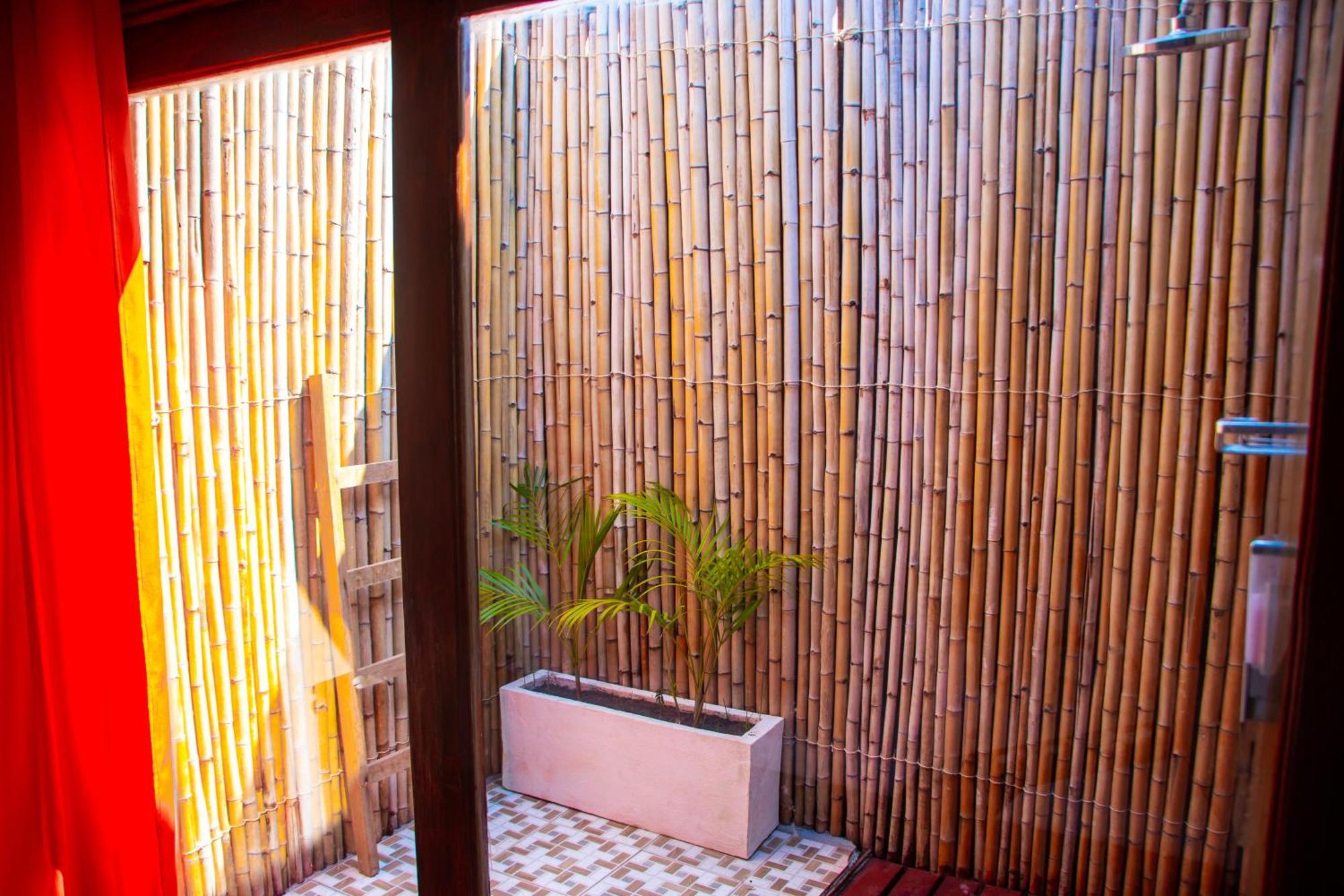 Ampazony Oasis Lodge Mahajanga Exteriör bild